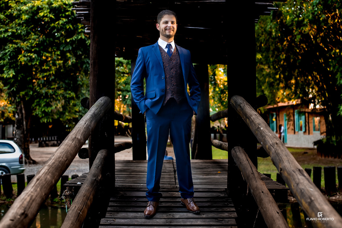 Noivo de terno na pontinha de madeira do Recanto Vip em Guaratinguetá-SP.