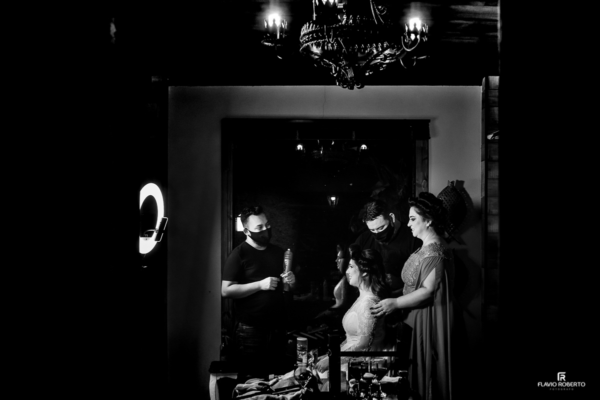 Making of da noiva com sua mae observando.