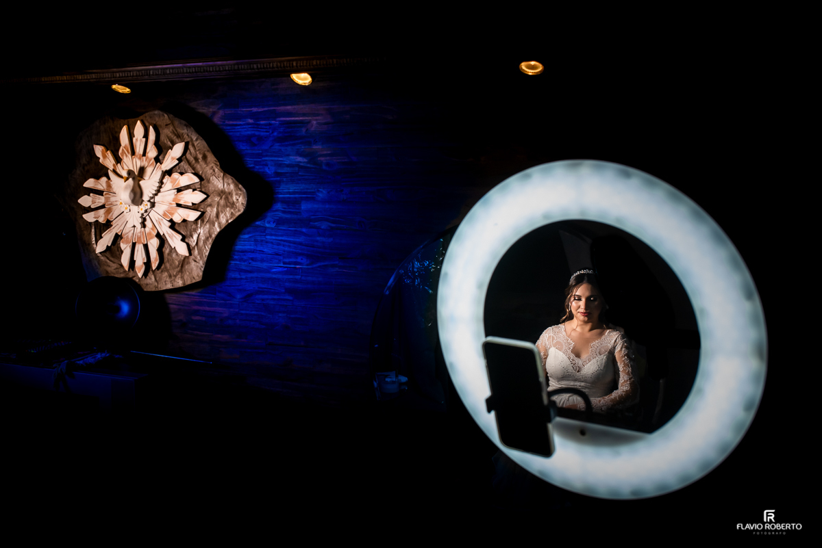 Noiva sendo maquiada no Recanto Vip em Guaratinguetá-SP.