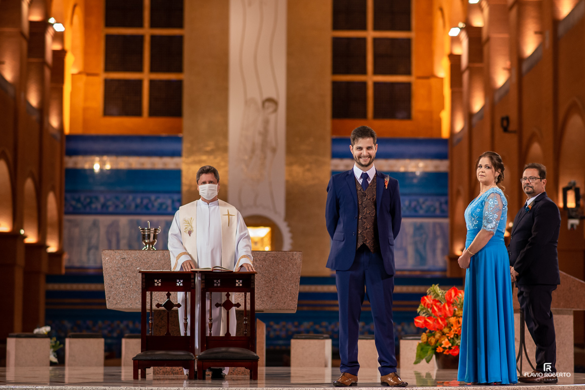 Noivo a espera da noiva durante Casamento no Santuário Nacional de Aparecida-SP.