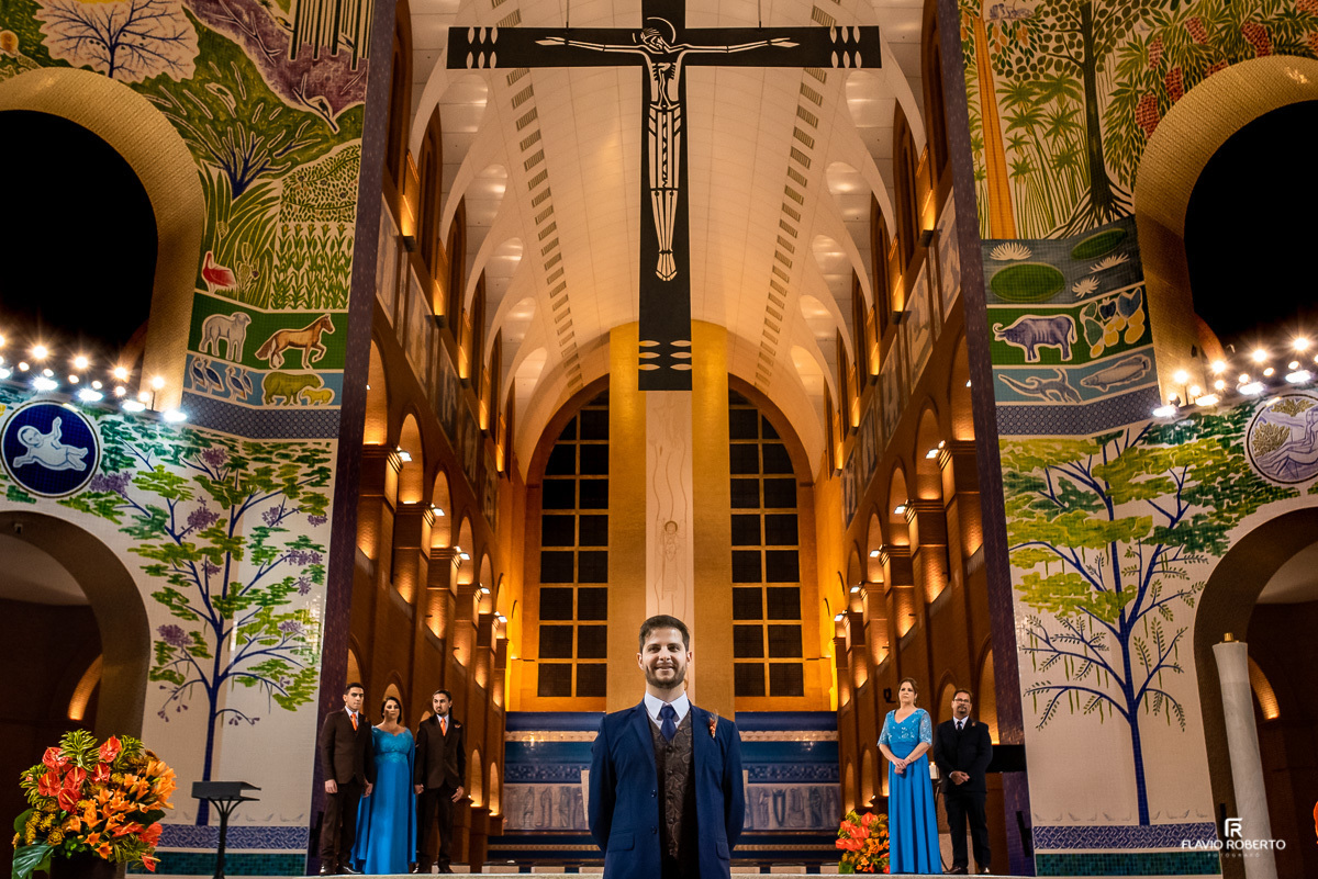 Noivo a espera da noiva durante Casamento no Santuário Nacional de Aparecida-SP.