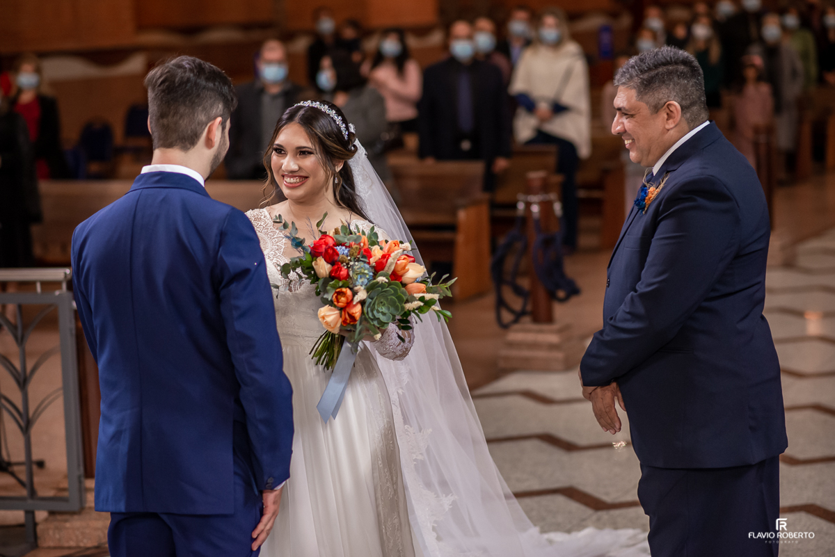Pai entregando sua filha para o noivo em Casamento no Santuário Nacional de Aparecida-SP.