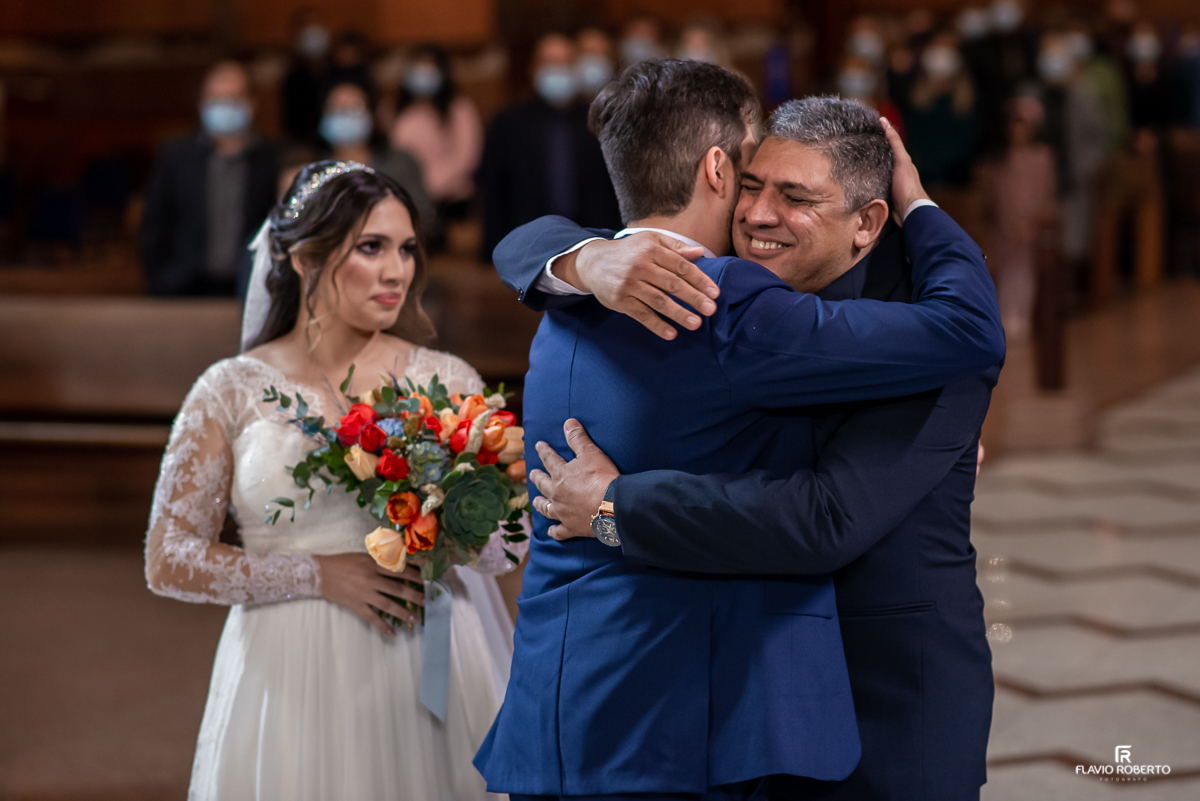 Pai entregando sua filha para o noivo em Casamento no Santuário Nacional de Aparecida-SP.