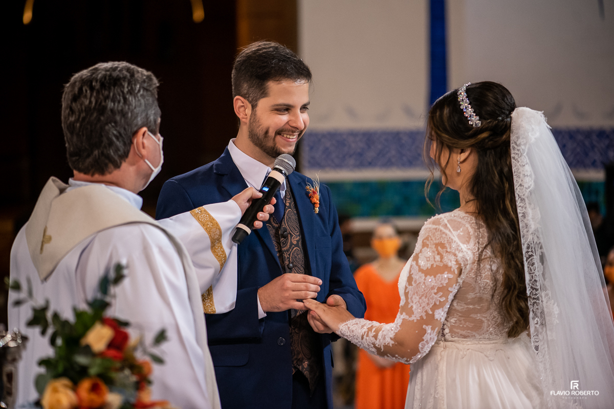 Noivo colocando a aliança na noiva durante Casamento no Santuário Nacional de Aparecida-SP.