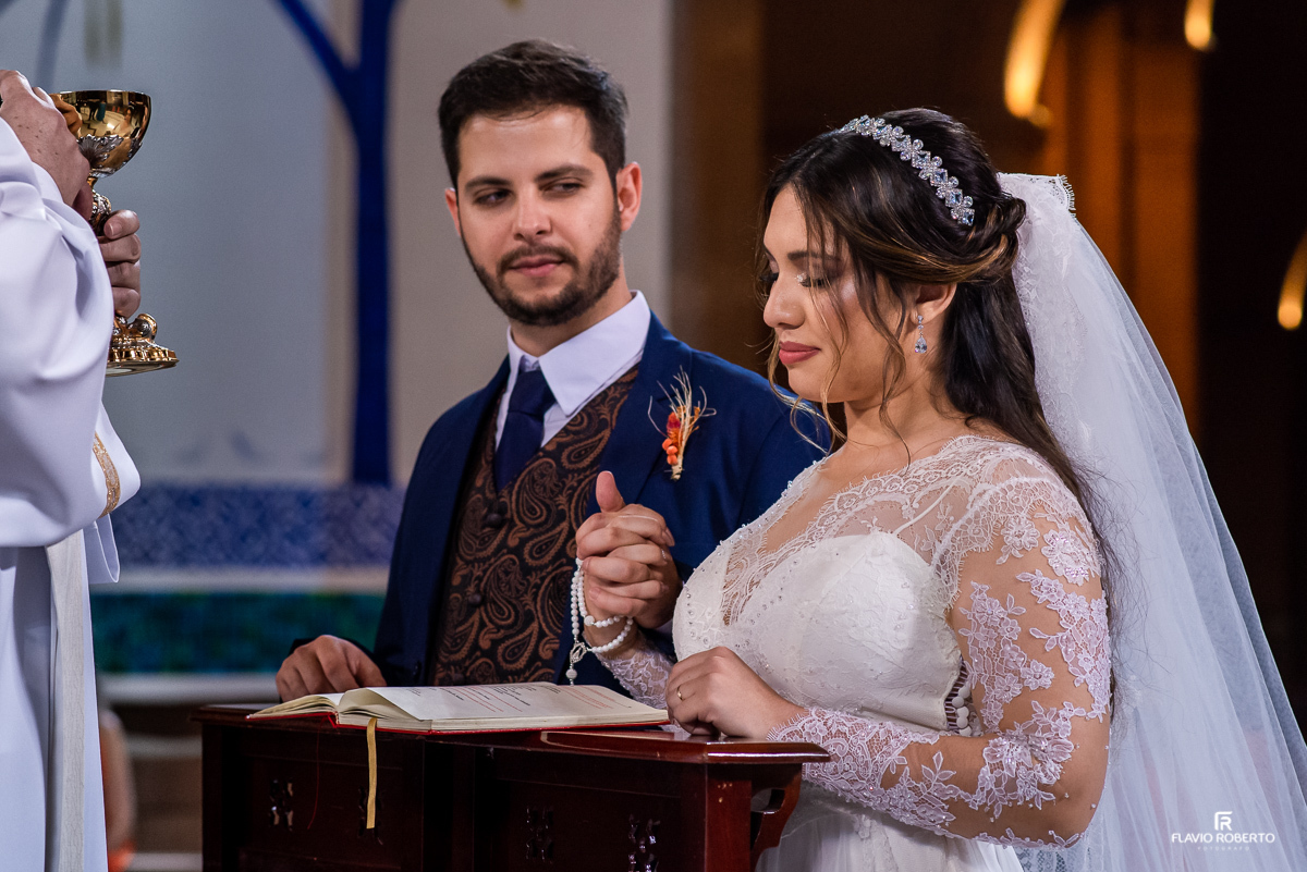 Noivo admirando sua esposa antes dela comungar em Casamento no Santuário Nacional de Aparecida-SP.
