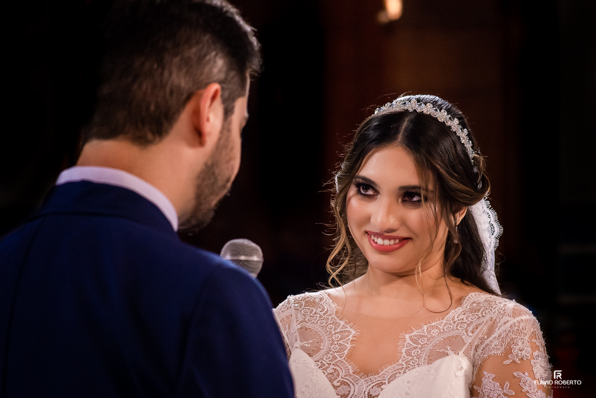 Noivos se olhando durante Casamento no Santuário Nacional de Aparecida-SP.
