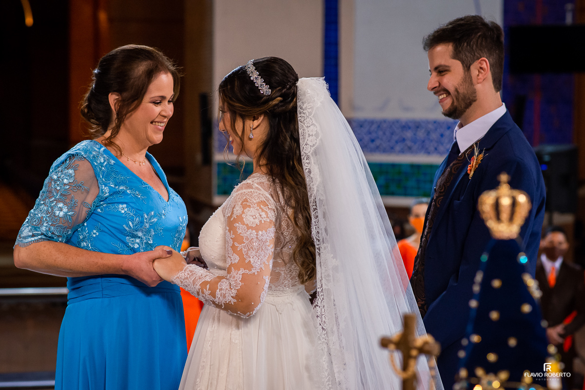 Noivos cumprimentando seus pais após a cerimonia de casamento no Santuário Nacional.