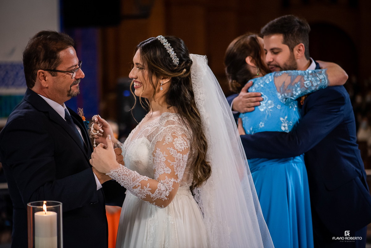 Noivos cumprimentando seus pais após a cerimonia de casamento no Santuário Nacional.