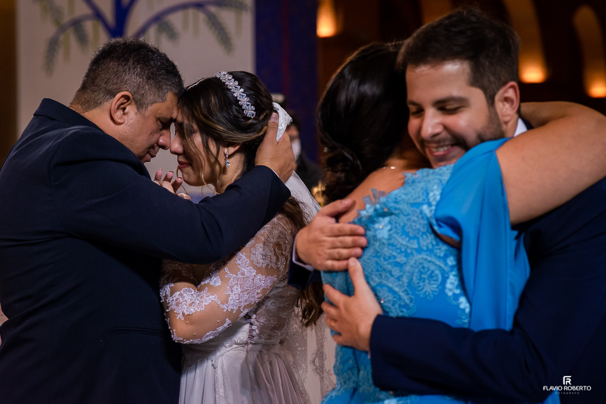 Noivos cumprimentando seus pais após a cerimonia de casamento no Santuário Nacional.