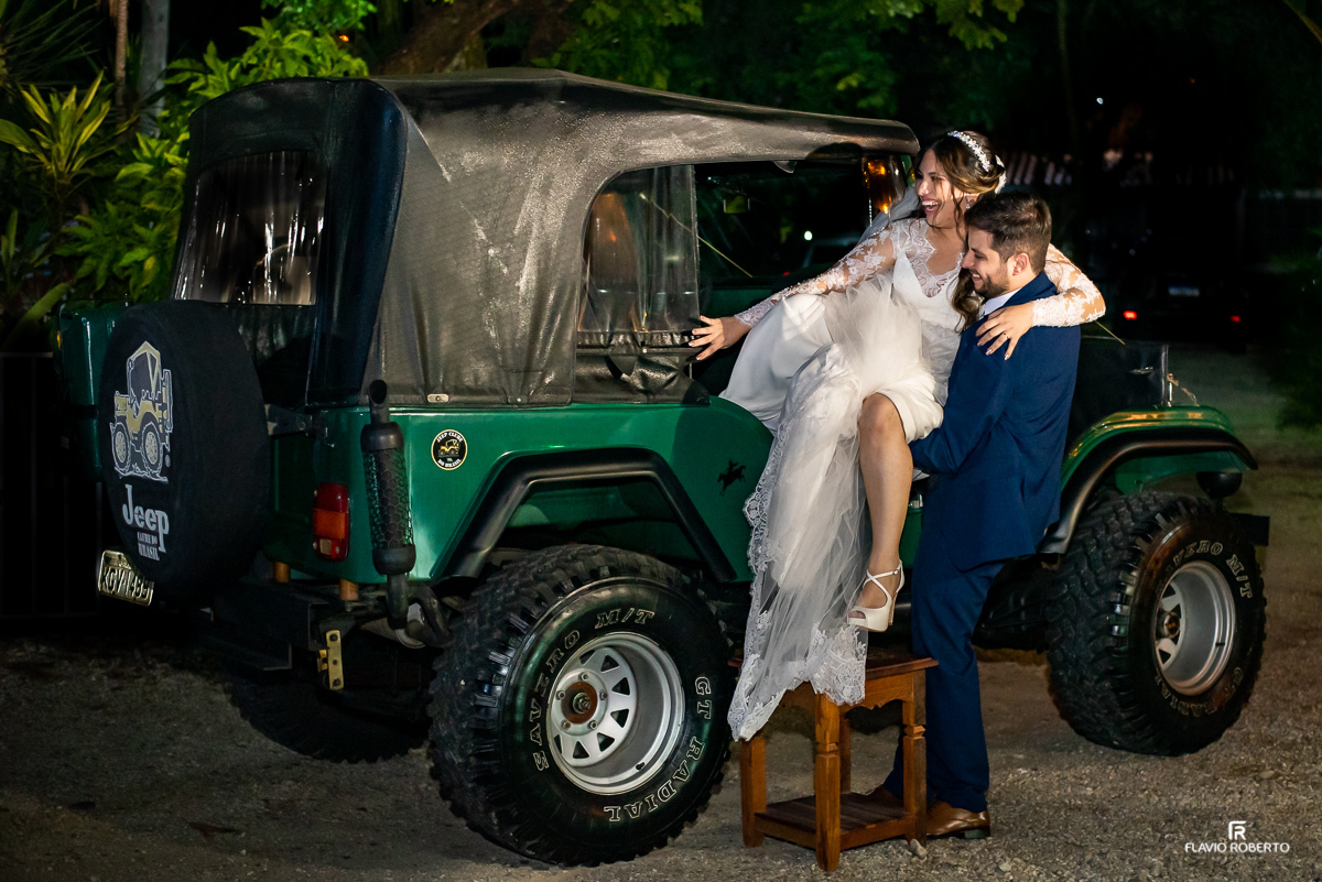 Casal chegando de Jeep na festa de casamento no Recanto Vip em Guaratinguetá,SP.