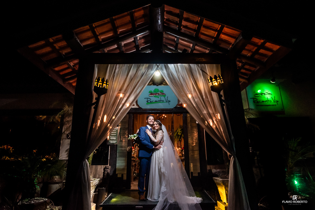 Casal abraçado na entrada do Recanto Vip em Guaratinguetá,SP.