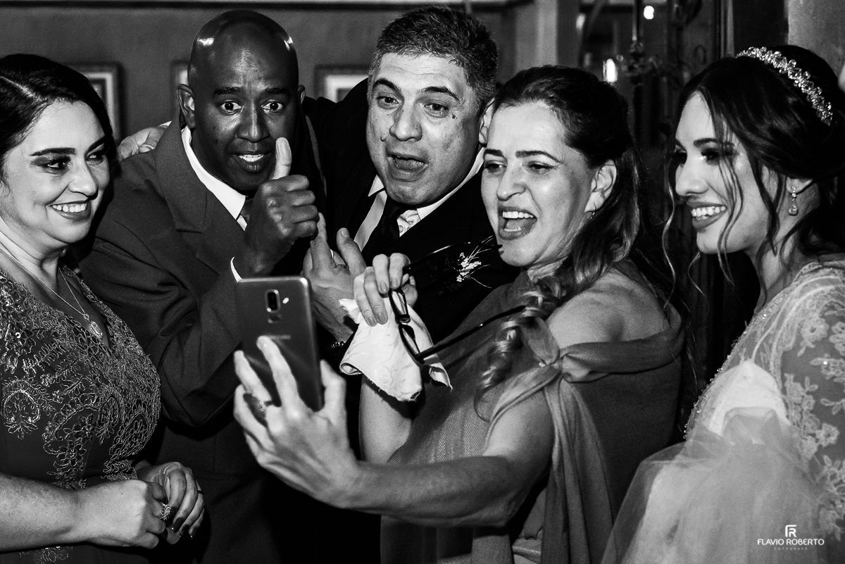 Convidados fazendo uma selfie divertida em casamento no Recanto Vip em Guaratingueta, SP.