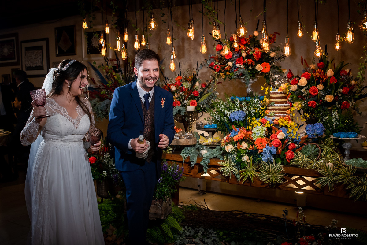 Casal estourando a champanhe em  Recanto Vip em Guaratinguetá,SP.