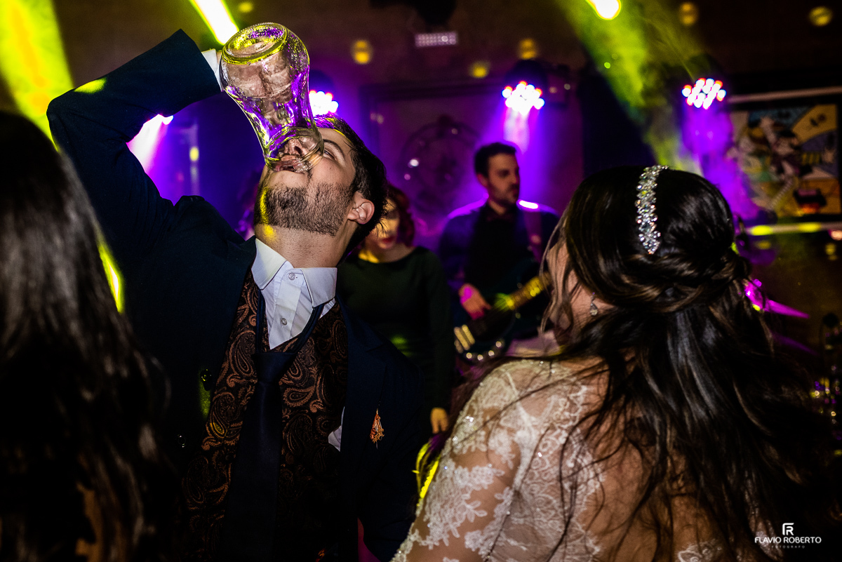 Noivo virando a jarra de cerveja na boca durante balada do casamento no Recanto Vip em Guaratinguetá,SP.