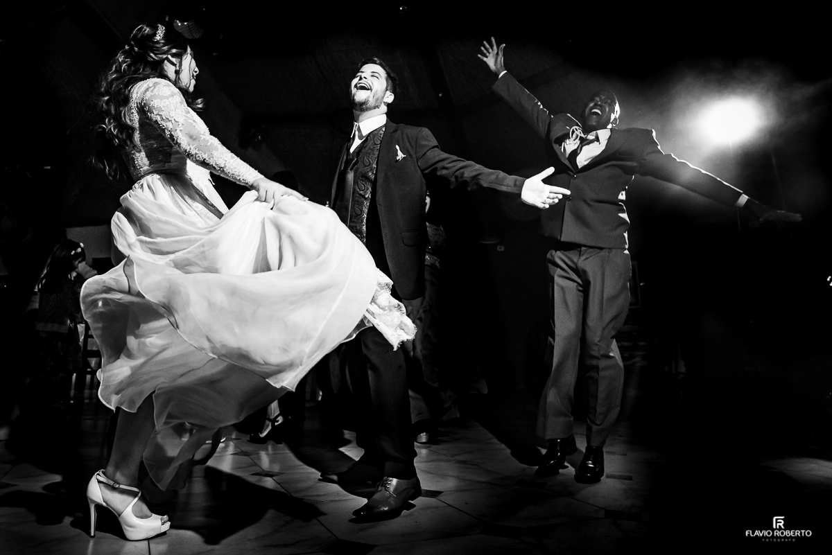 Noivos dançando durante festa animada de casamento no Recanto Vip em Guaratingueta,SP.