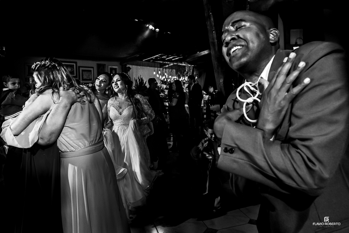 Noivos e amigos dançando e se divertindo durante a festa de casamento no Recanto Vip em Guaratinguetá,SP.