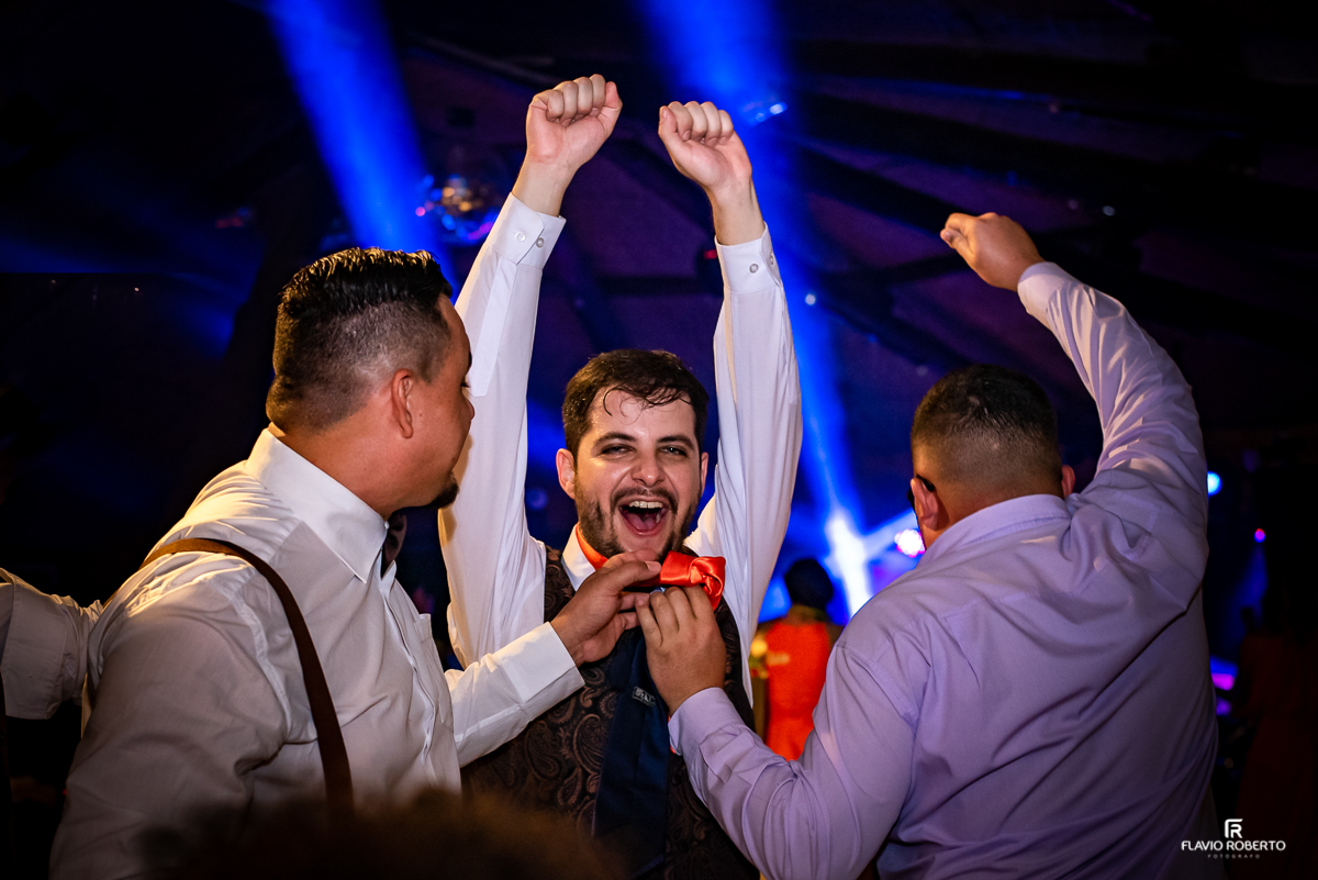 Amigos dos noivos gritando durante balada do casamento no Recanto Vip em Guaratinguetá,SP