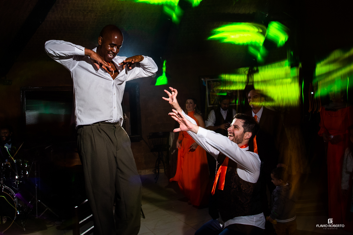 Noivos e amigos dançando e se divertindo durante a festa de casamento no Recanto Vip em Guaratinguetá,SP.