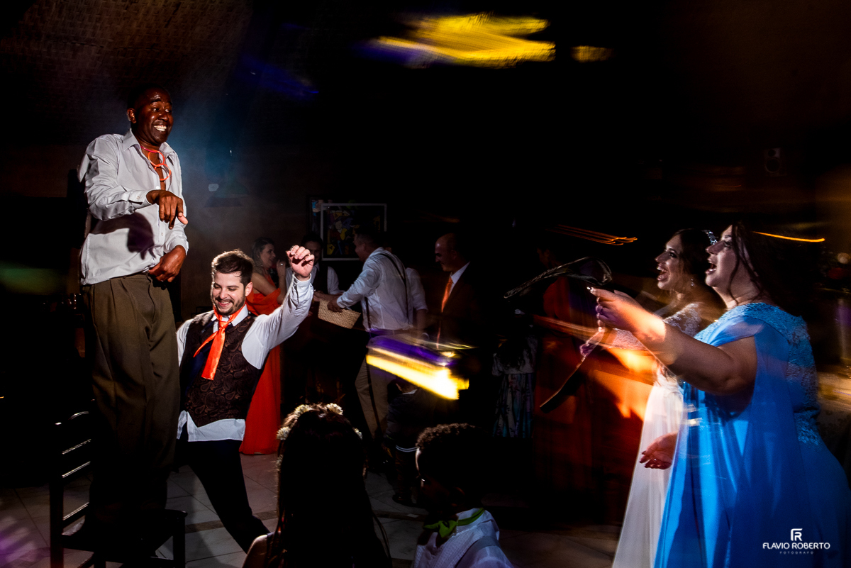 Noivos e amigos dançando e se divertindo durante a festa de casamento no Recanto Vip em Guaratinguetá,SP.