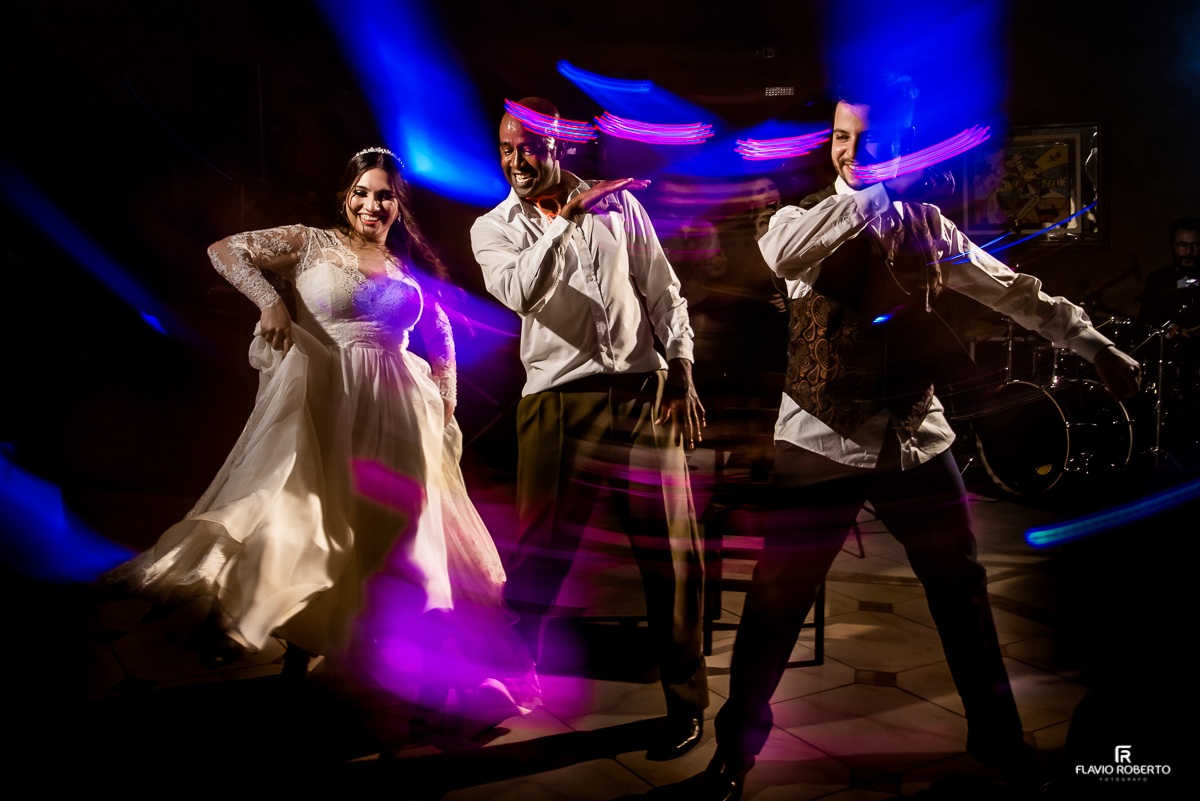 Noivos dançando durante festa de casamento no Recanto Vip em Guaratingueta,SP.