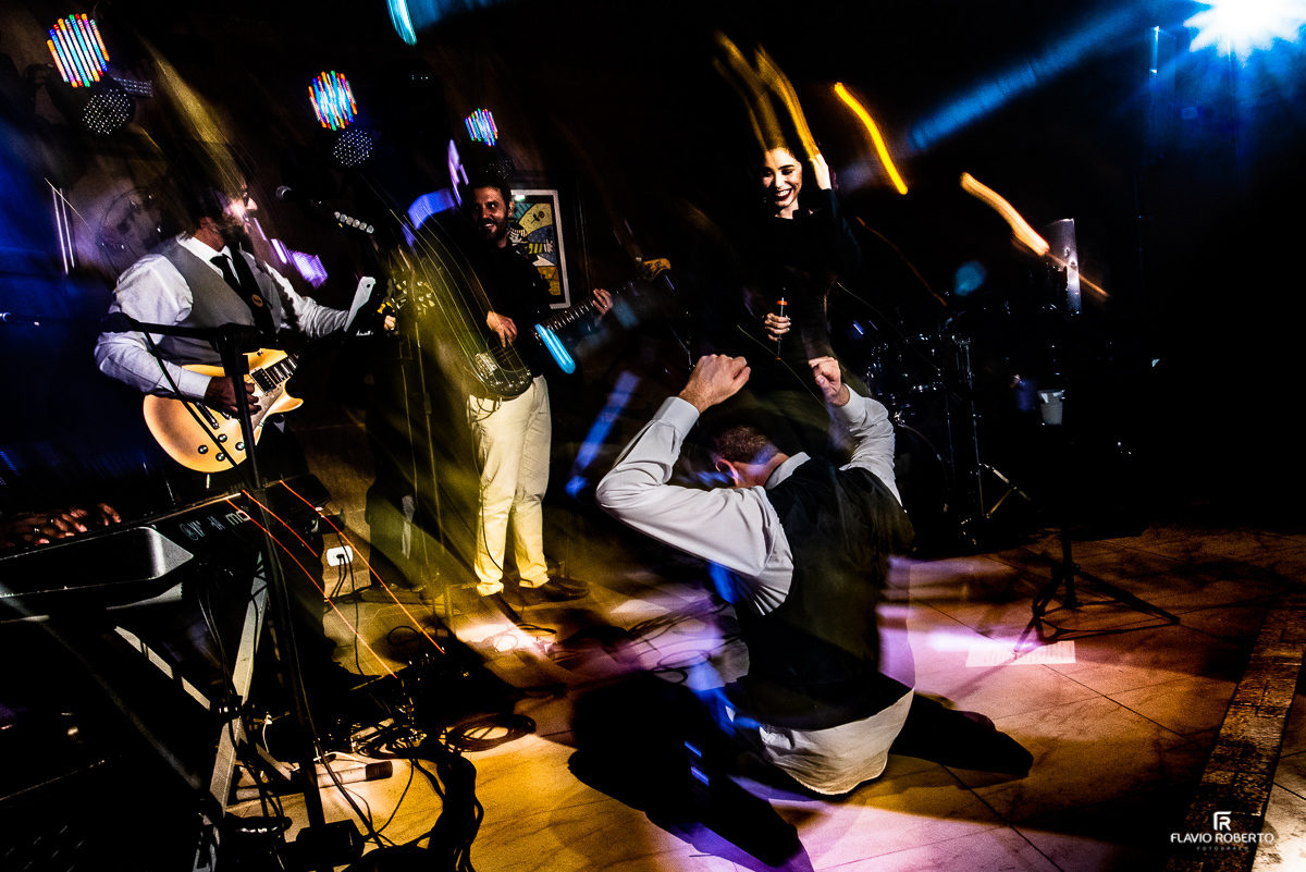 Noivos e amigos dançando e se divertindo durante a festa de casamento no Recanto Vip em Guaratinguetá,SP.