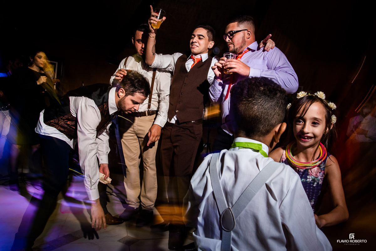 Noivos e amigos dançando e se divertindo durante a festa de casamento no Recanto Vip em Guaratinguetá,SP.