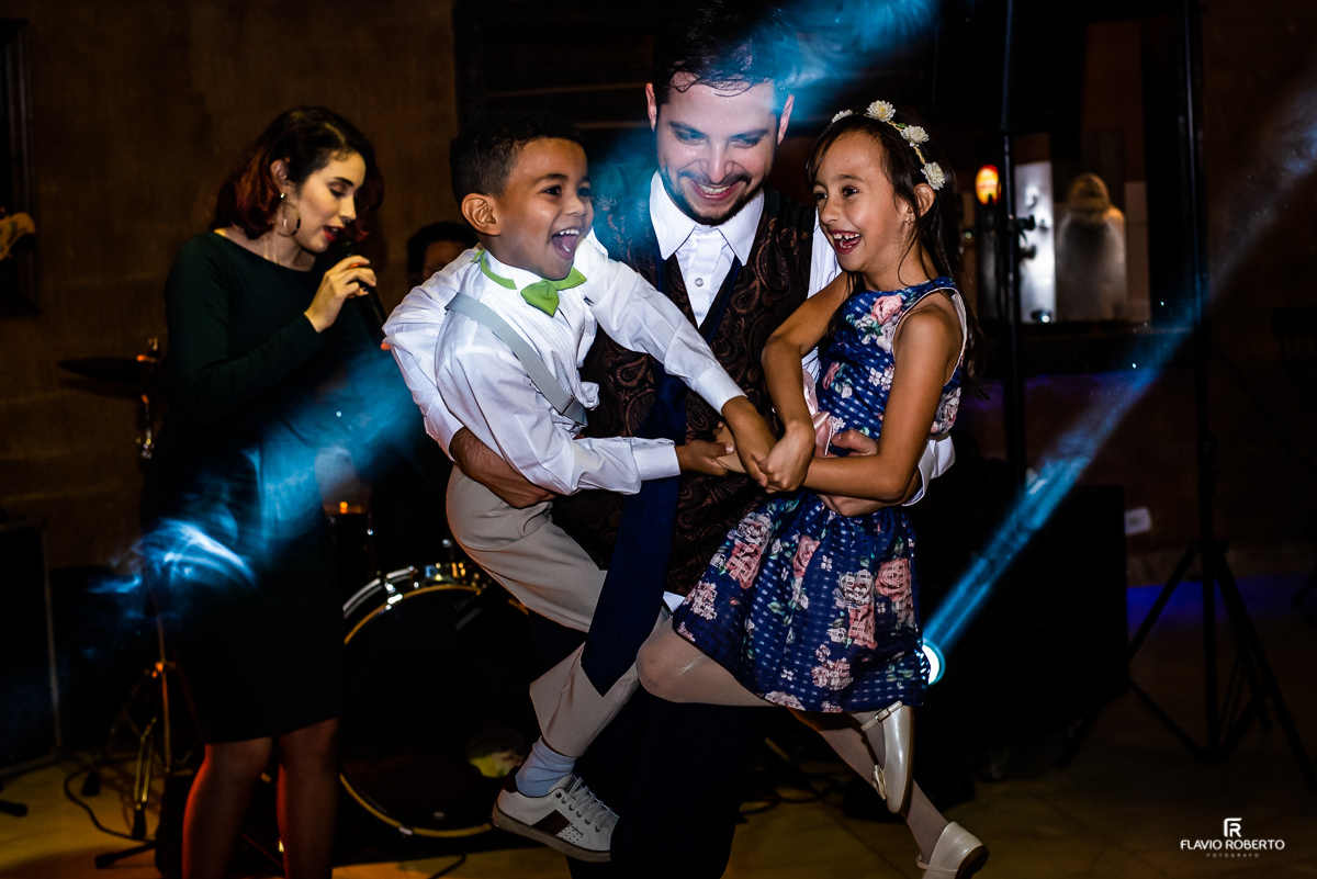 Noivos e amigos dançando e se divertindo durante a festa de casamento no Recanto Vip em Guaratinguetá,SP.