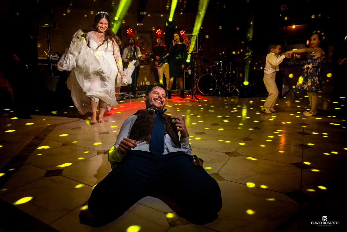 Noivos e amigos dançando e se divertindo durante a festa de casamento no Recanto Vip em Guaratinguetá,SP.