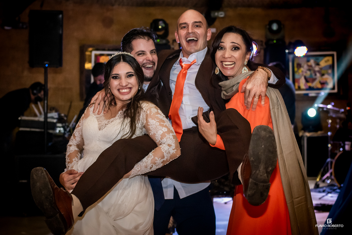 Noivos e amigos dançando e se divertindo durante a festa de casamento no Recanto Vip em Guaratinguetá,SP.