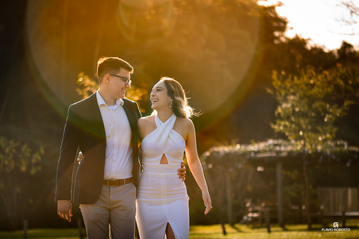 Casal abraçado durante Pré Wedding no Recanto do Bosque em Guaratinguetá.