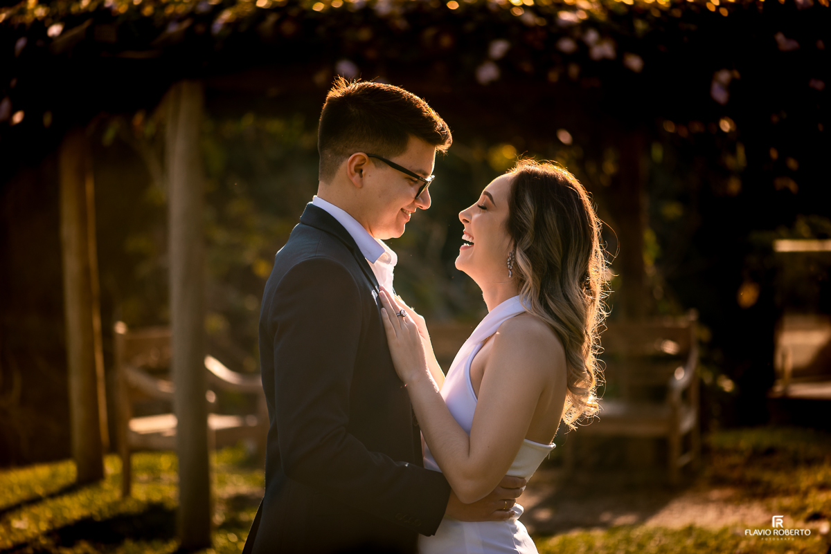 Casal abraçado se olhando, durante Pré Wedding no Recanto do Bosque em Guaratinguetá.