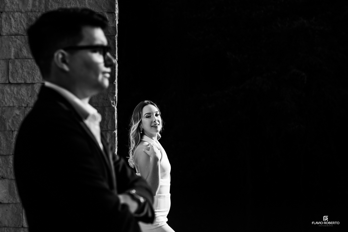 Noiva dando risada olhando para seu Noivo, durante Pré Wedding no Recanto do Bosque em Guaratinguetá.