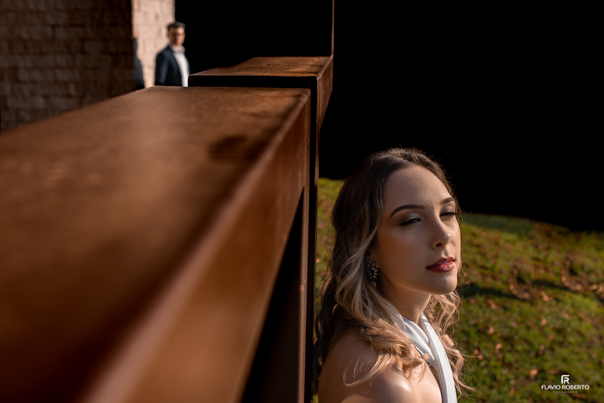 Noiva encostada na cruz da Capela do Restaurante Recanto do Bosque em Guaratinguetá.