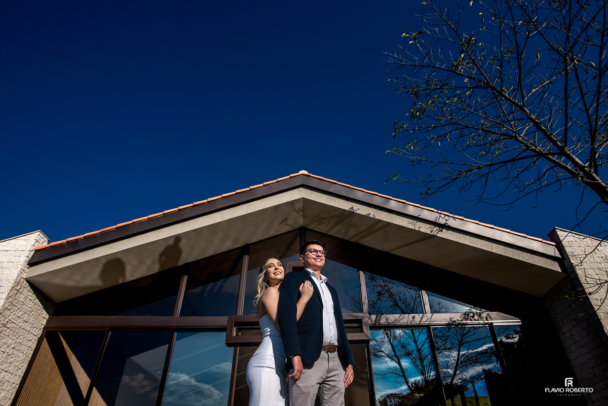 Noivos abraçados em frente à Capela do Restaurante Recanto do Bosque em Guaratinguetá.