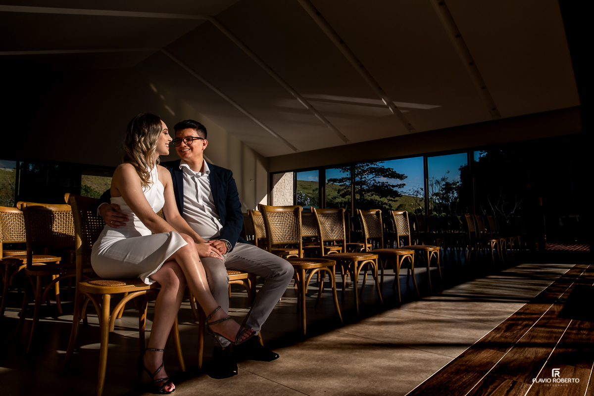 Noivos sentados da Capela do Recanto do Bosque em Guaratinguetá.