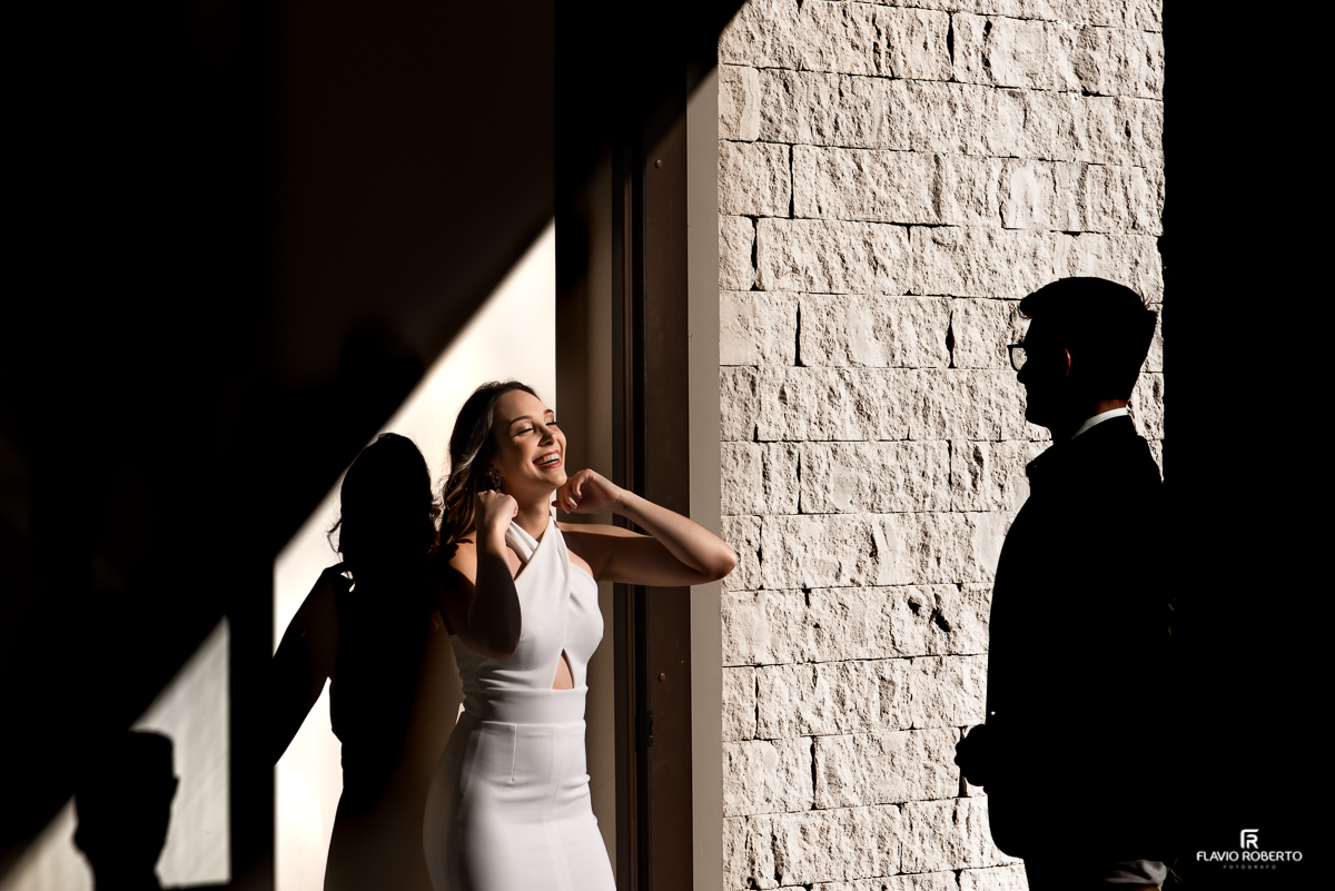 Noiva dando risada olhando para seu Noivo, durante Pré Wedding no Recanto do Bosque em Guaratinguetá.