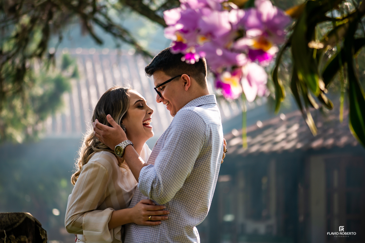 Noivos abraçados, se olhando e dando risada durante Pré Wedding no Recanto do Bosque em Guaratinguetá.