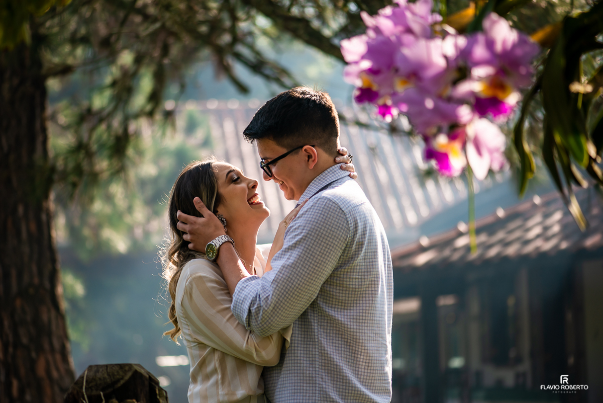Noivos abraçados, se olhando e dando risada durante Pré Wedding no Recanto do Bosque em Guaratinguetá.