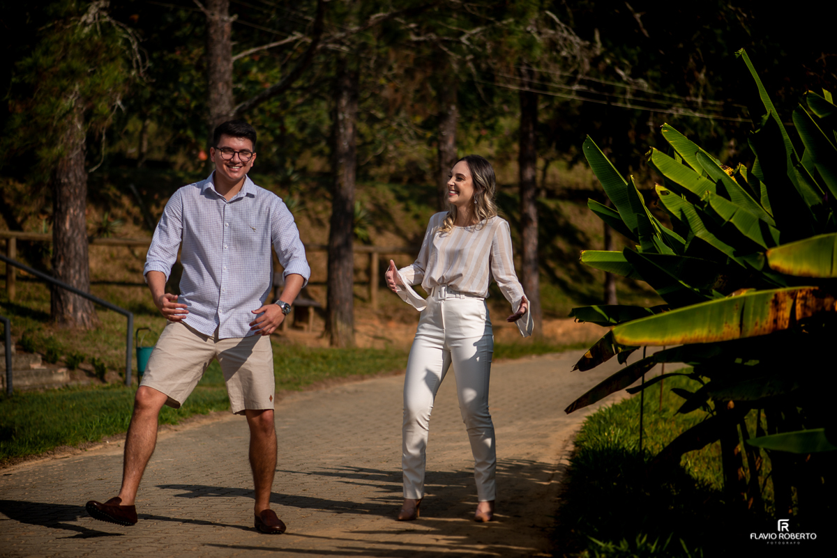 Casal caminhando dando risada do lado la lago do recanto do Bosque durante Pre Wedding em Guaratinguetá.