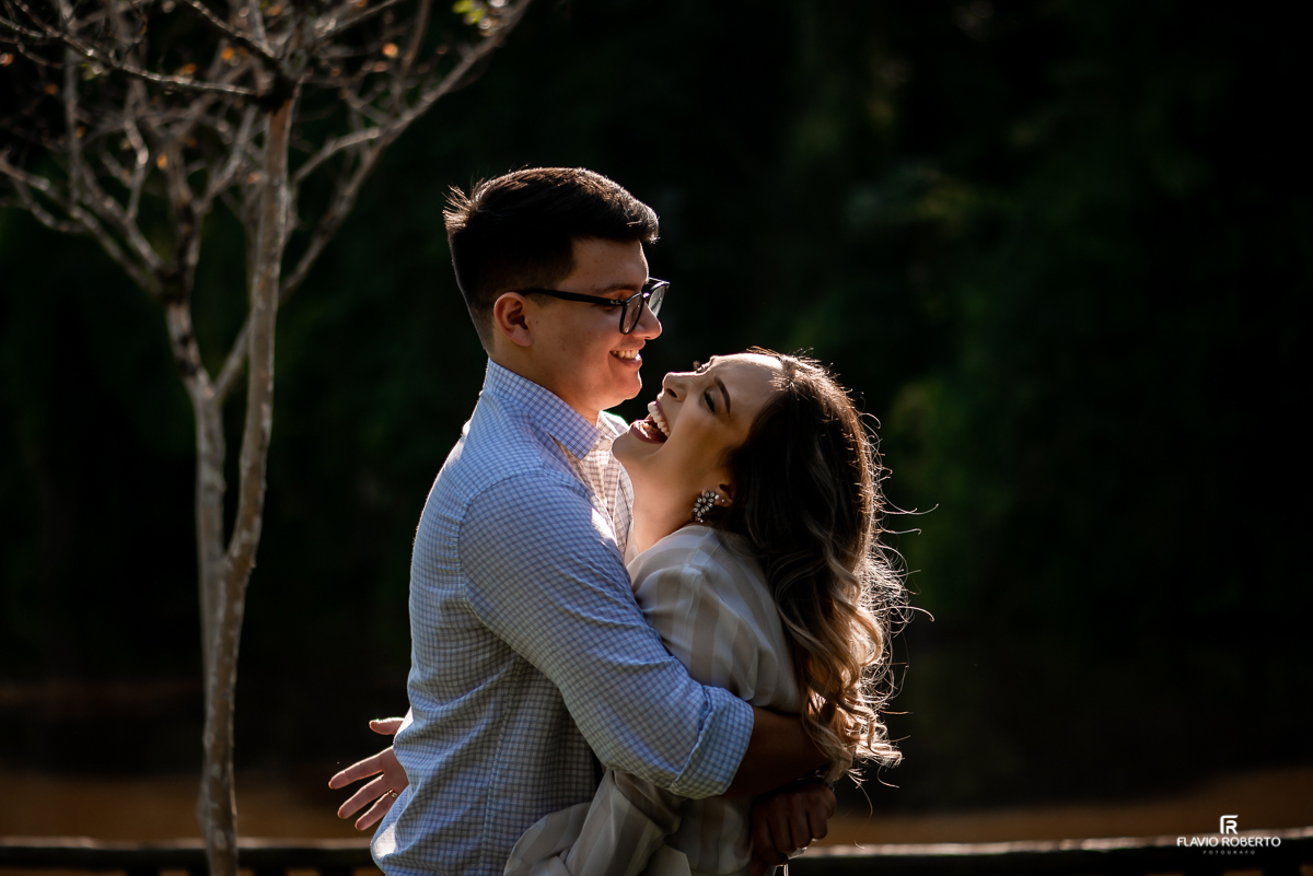 Noivos abraçados, se olhando e dando risada durante Pré Wedding no Recanto do Bosque em Guaratinguetá.