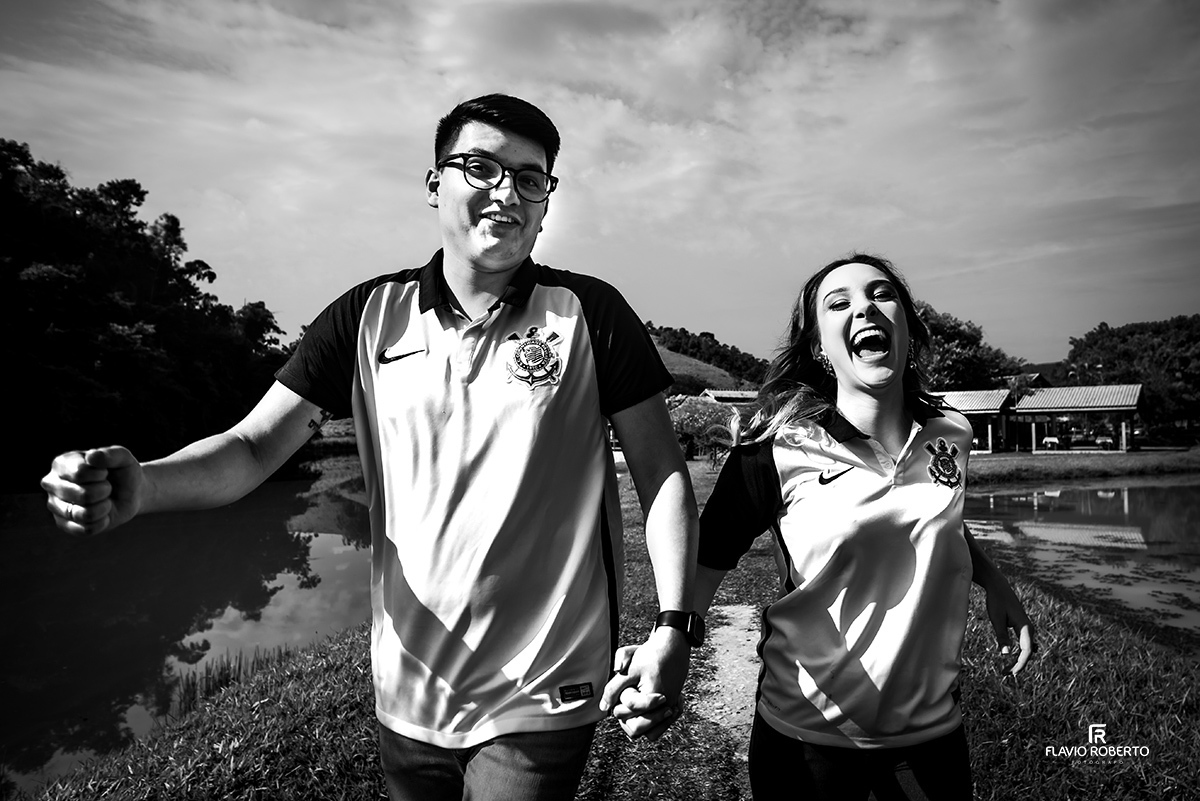 Noivos com a camisa do Corinthians correndo durante seu Pré Wedding no Recanto do Bosque em Guaratinguetá(SP)