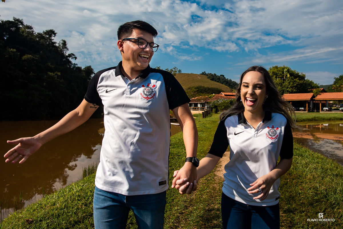 Noivos com a camisa do Corinthians correndo durante seu Pré Wedding no Recanto do Bosque em Guaratinguetá(SP)