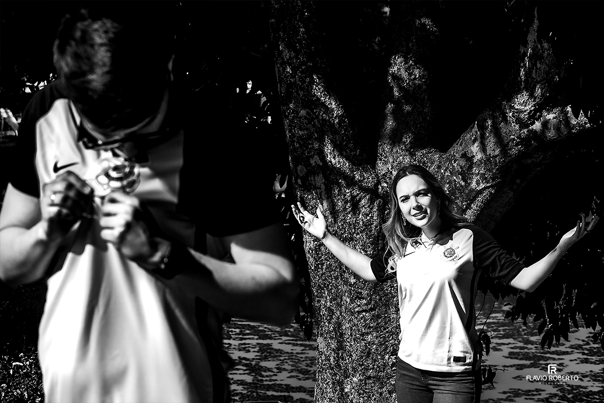 Noivo beijando a camisa do Corinthians durante seu Pré Wedding no Recanto do Bosque em Guaratinguetá(SP)