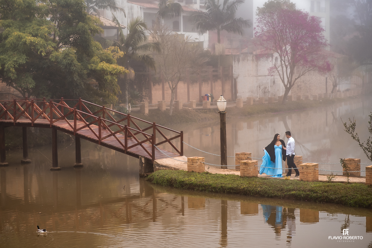 Gestante caminhando com seu esposo no Parque Ecológico de Cunha-SP durante Ensaio de Gestante.