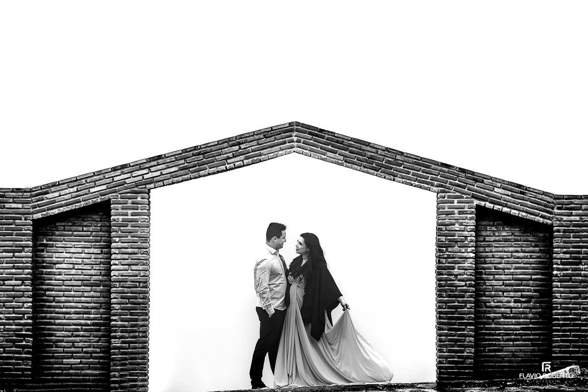 Casal de gestante em frente a um portal durante Ensaio de Gestante em Cunha.