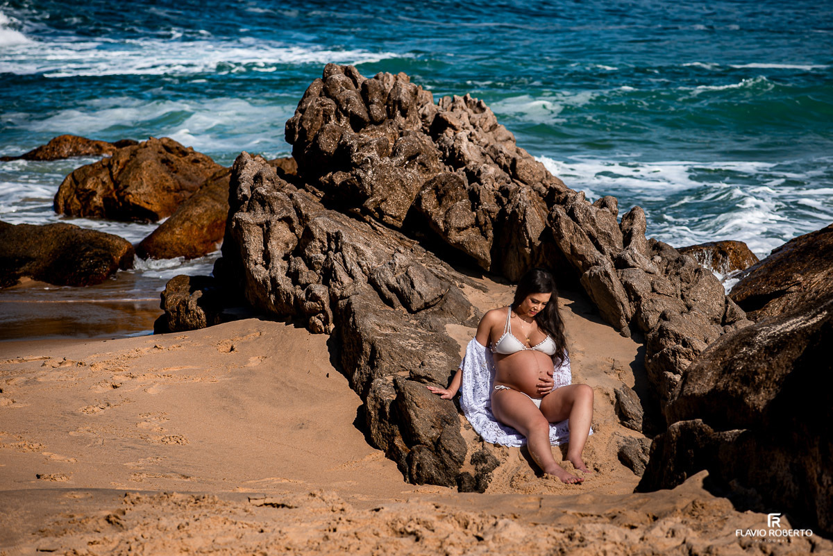 Grávida sentada em praia de Trindade durante Ensaio de Gestante em Paraty-RJ