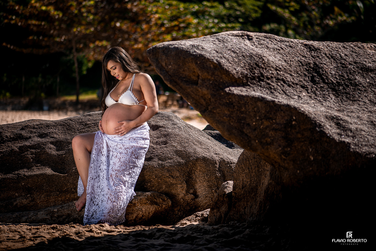 Grávida sentada em praia de Trindade durante Ensaio de Gestante em Paraty-RJ