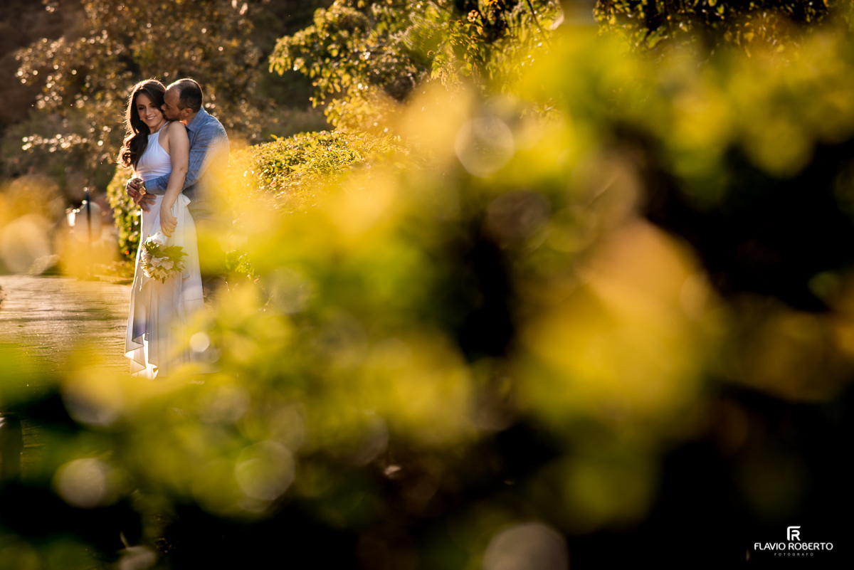 Casal abraçado na Estação Eugênio Lefévre durante Pre Wedding em Santo Antônio do Pinhal 