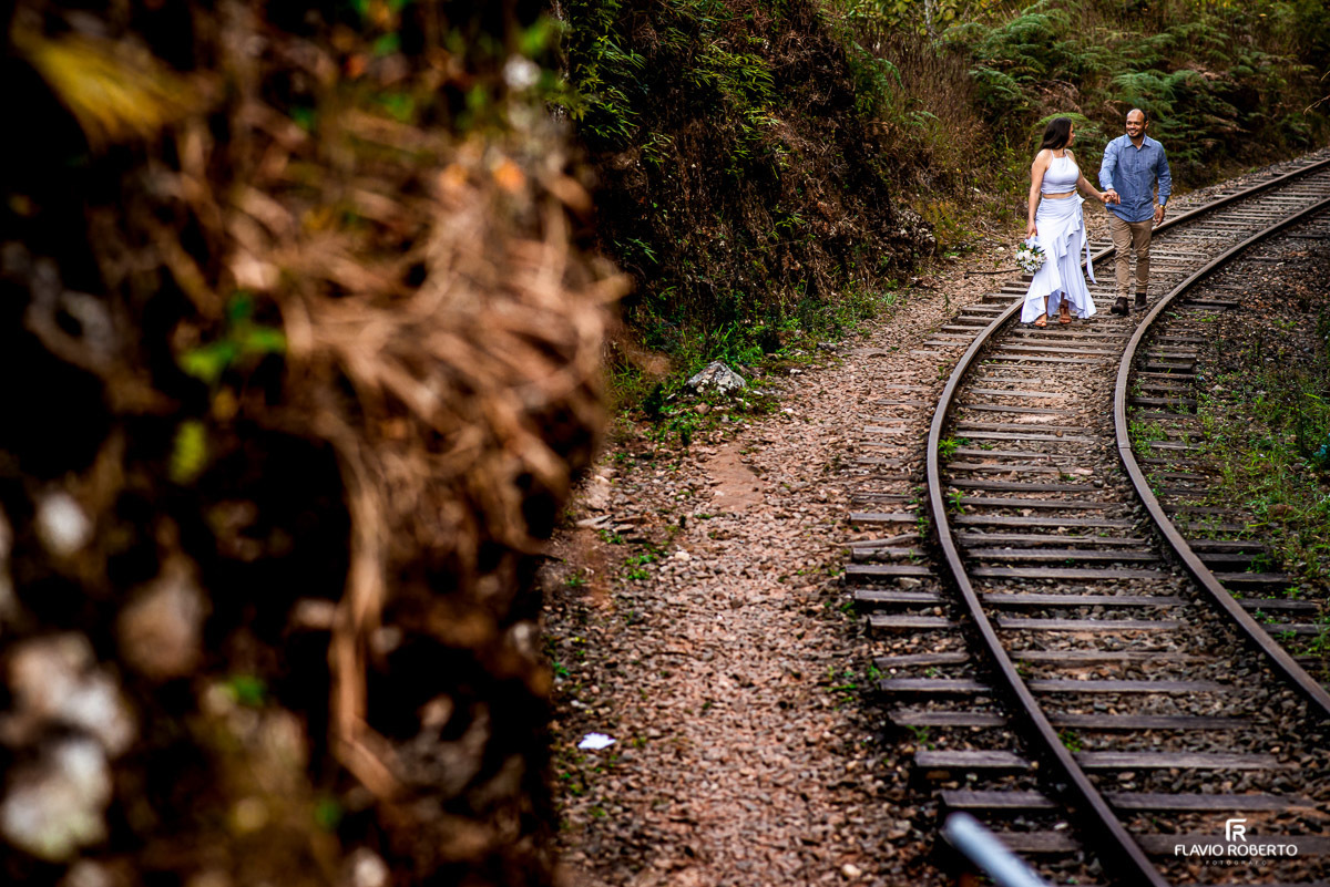 Casal caminhando na linha de trem da Estação Eugênio Lefévre durante Pre Wedding em Santo Antônio do Pinhal 