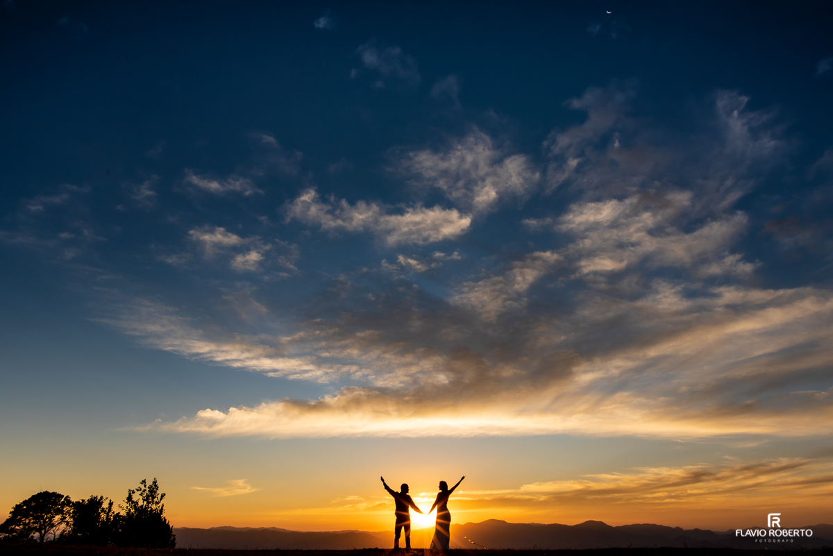Noivos contemplando Pôr do Sol durante Ensaio Pré Wedding no Pico Agudo em Santo Antônio do Pinhal